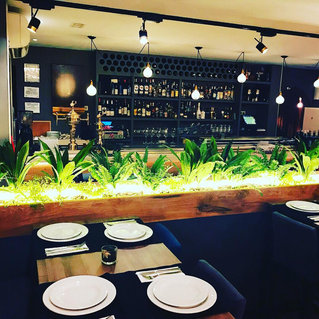 Barra del restaurante La Tavherna